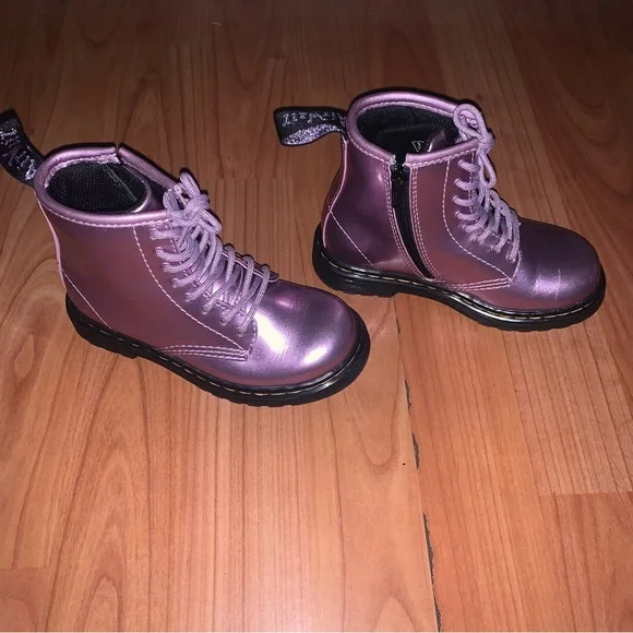 Dr. Martens Kids Boots in Metallic Purple - Picture 9 of 16